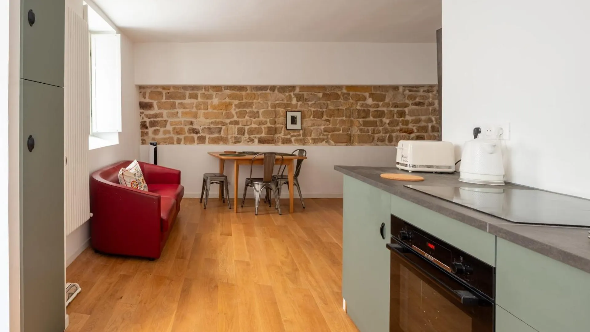 Stylish Canal Saint-martin Apartment